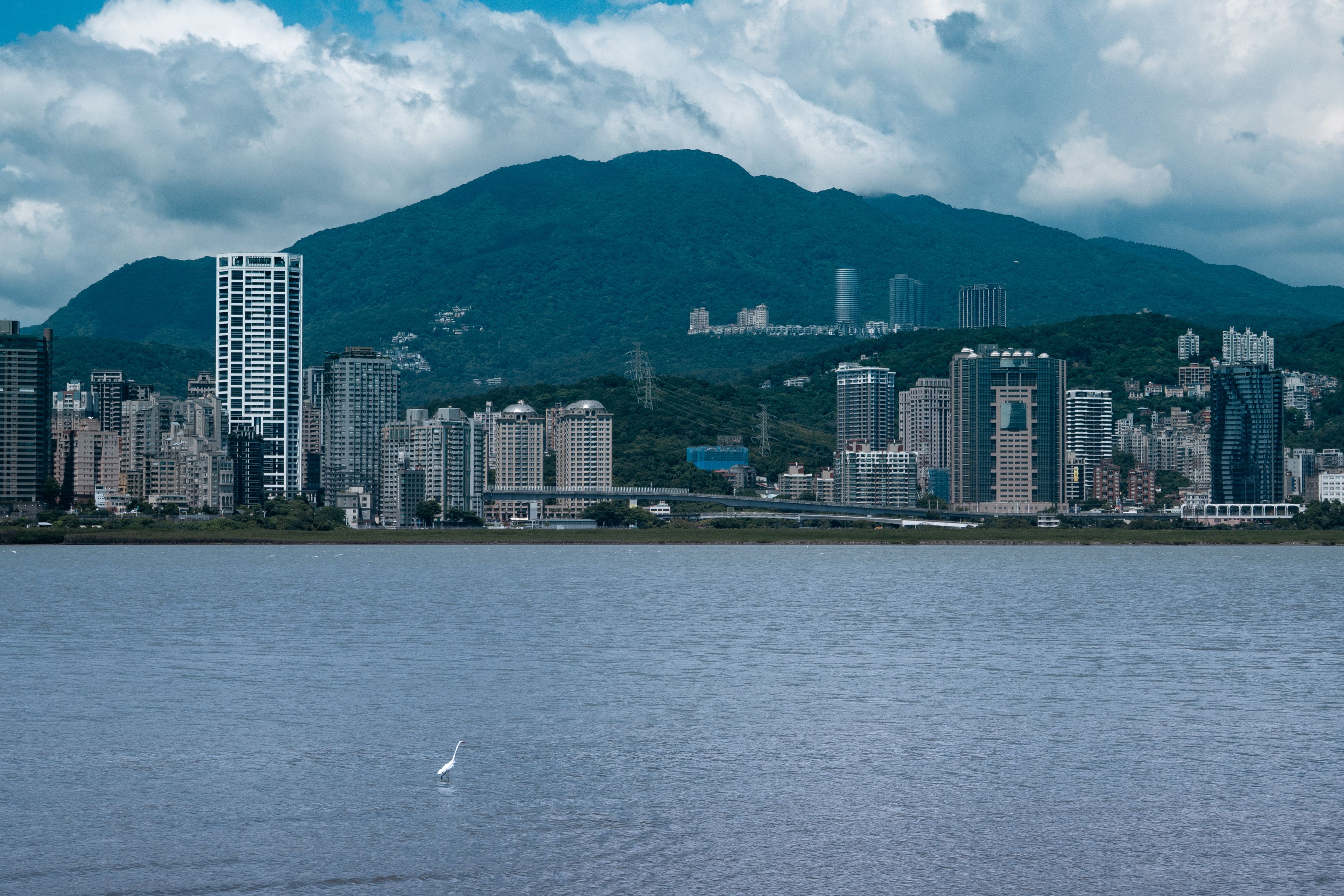 新北市城市天際線與山巒綠水環繞的都會景觀