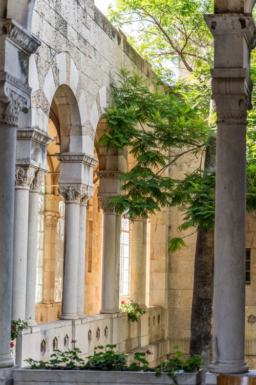 Free Historic stone archway with lush greenery creating a peaceful atmosphere. Stock Photo