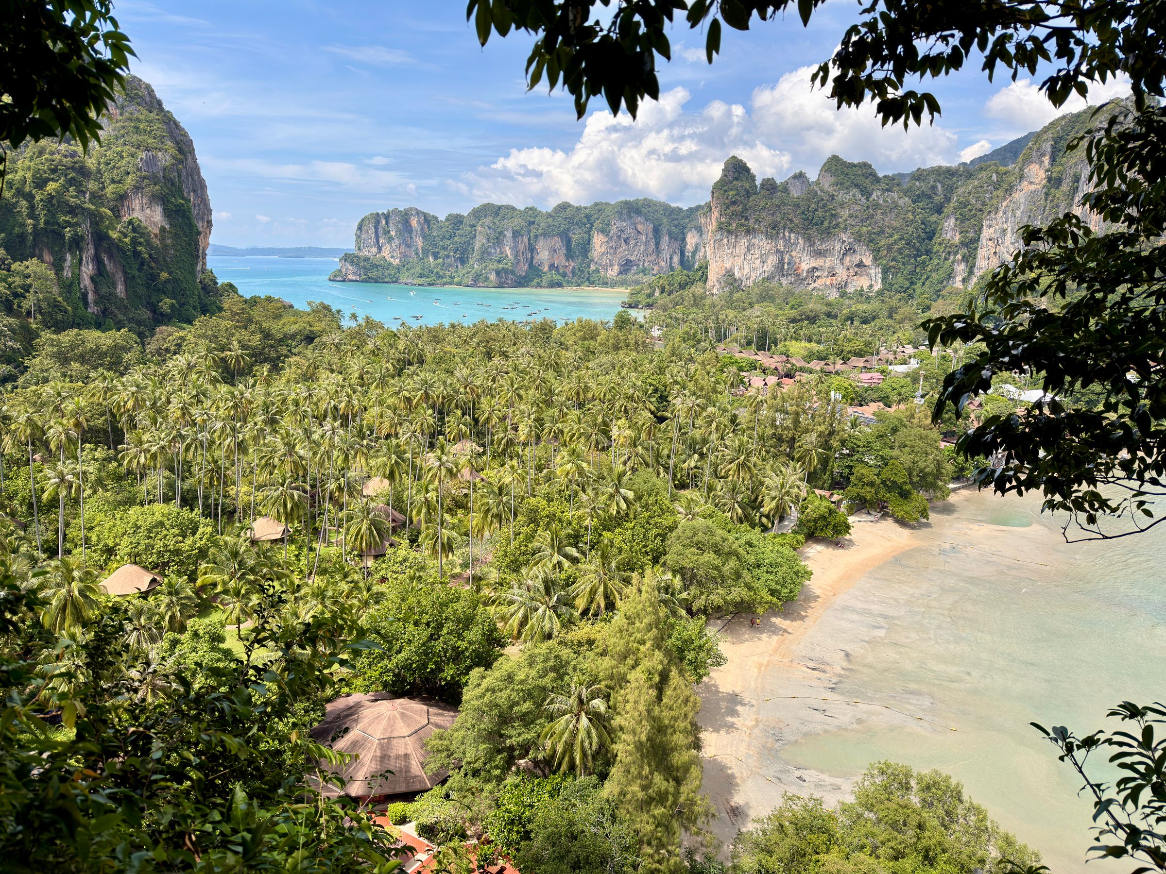 2026'da Yapay Zeka Emlak Danışmanınızın Yerini mi Alıyor? Phuket Yatırımcıları İçin Rehber