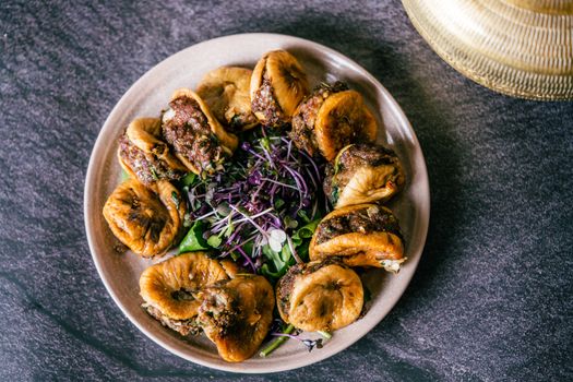 Arra à Mbushura avec des figues farcies aux noix de Fik (accompagnées de sirop de figues)