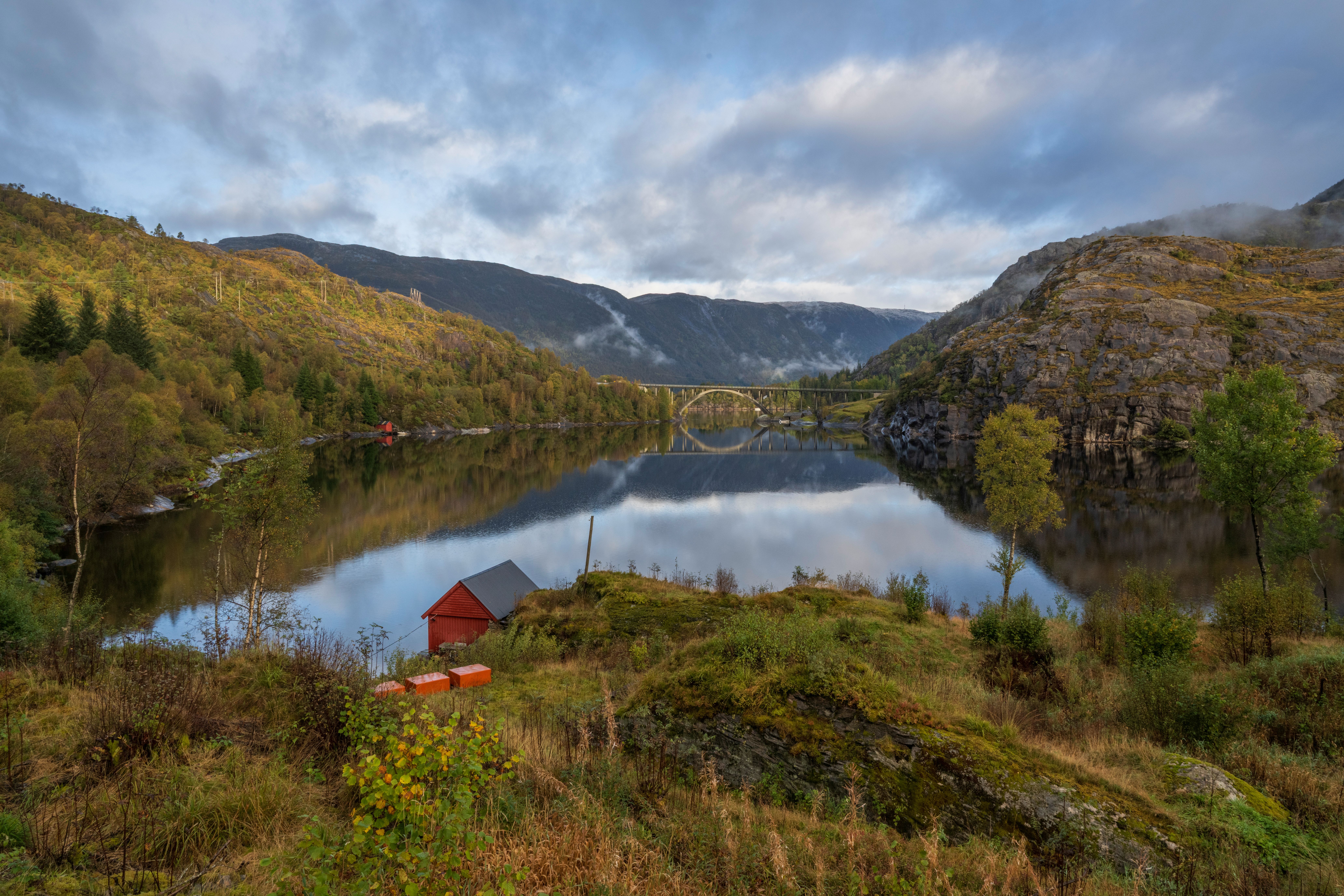 Malerische Straße durch norwegische Landschaft