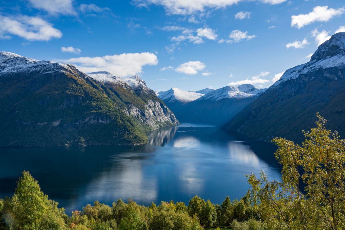 Fiord norvegian toamna, cu munti acoperiti de zapada