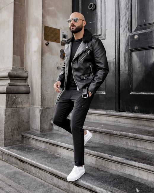 leather biker, black on black, white sneakers to cut it 🖤
#styleinspo #ootd #black #leatherjacket #sneakers
