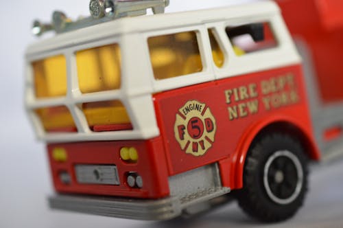 Foto profissional grátis de brinquedo, caminhão de bombeiros, carro de brinquedo
