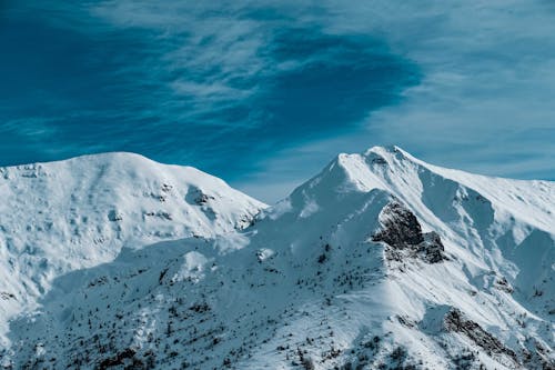 Gunung Yang Tertutup Salju Di Bawah Langit Biru