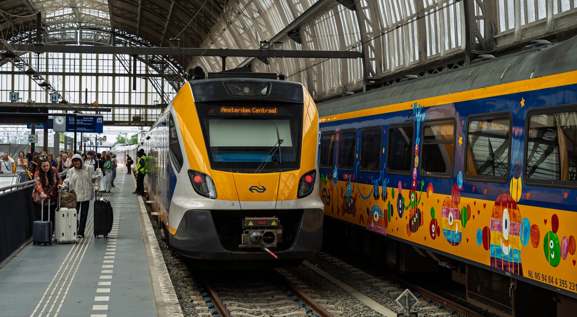 NS treninde yolcular ve bagajlar