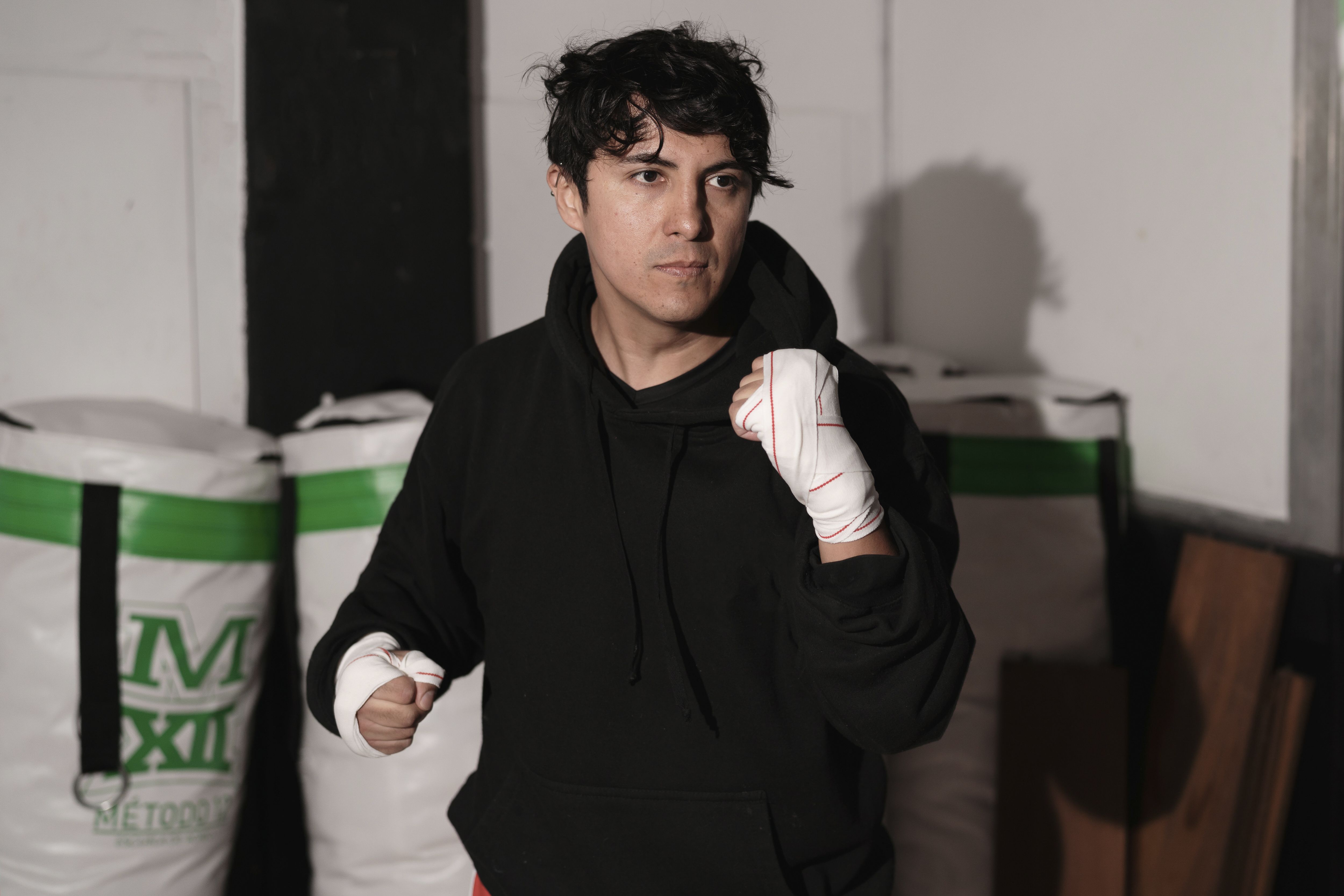 Atleta entrenando fuerza en gimnasio