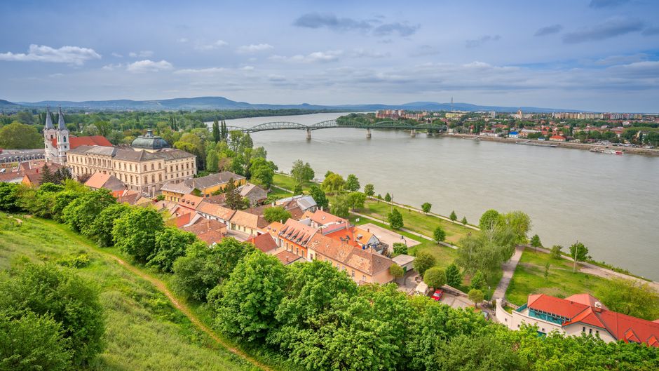 Fotomural Impresionante vista aérea de Esztergom con sus edificios históricos a orillas del Río Danubio en Hungría.