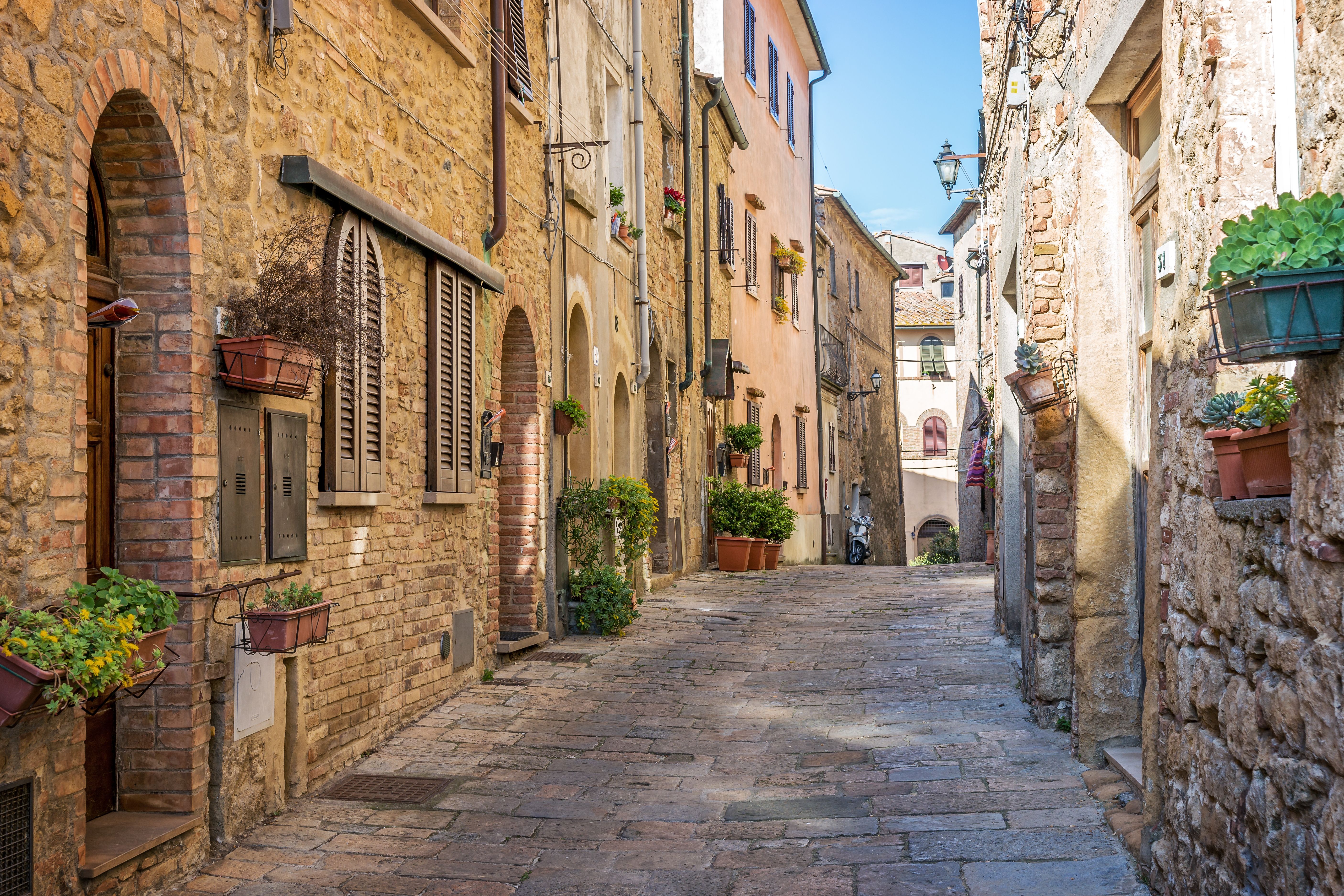 Historische Straße mit Steinbauten in einer Stadt