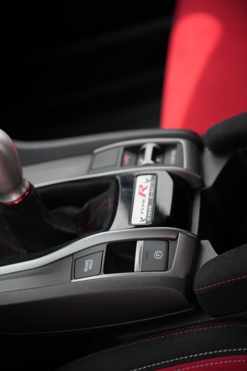 Free Detailed view of a Honda Civic Type R's gear shift and interior features displaying modern design. Stock Photo