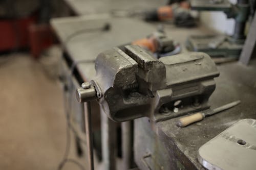 Metallschraubstock Und Verschiedene Werkzeuge In Der Werkstatt