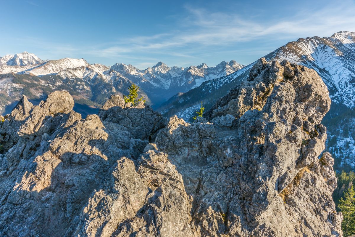 Blocuri de granit golas, cu o creasta inzapezita in fundal