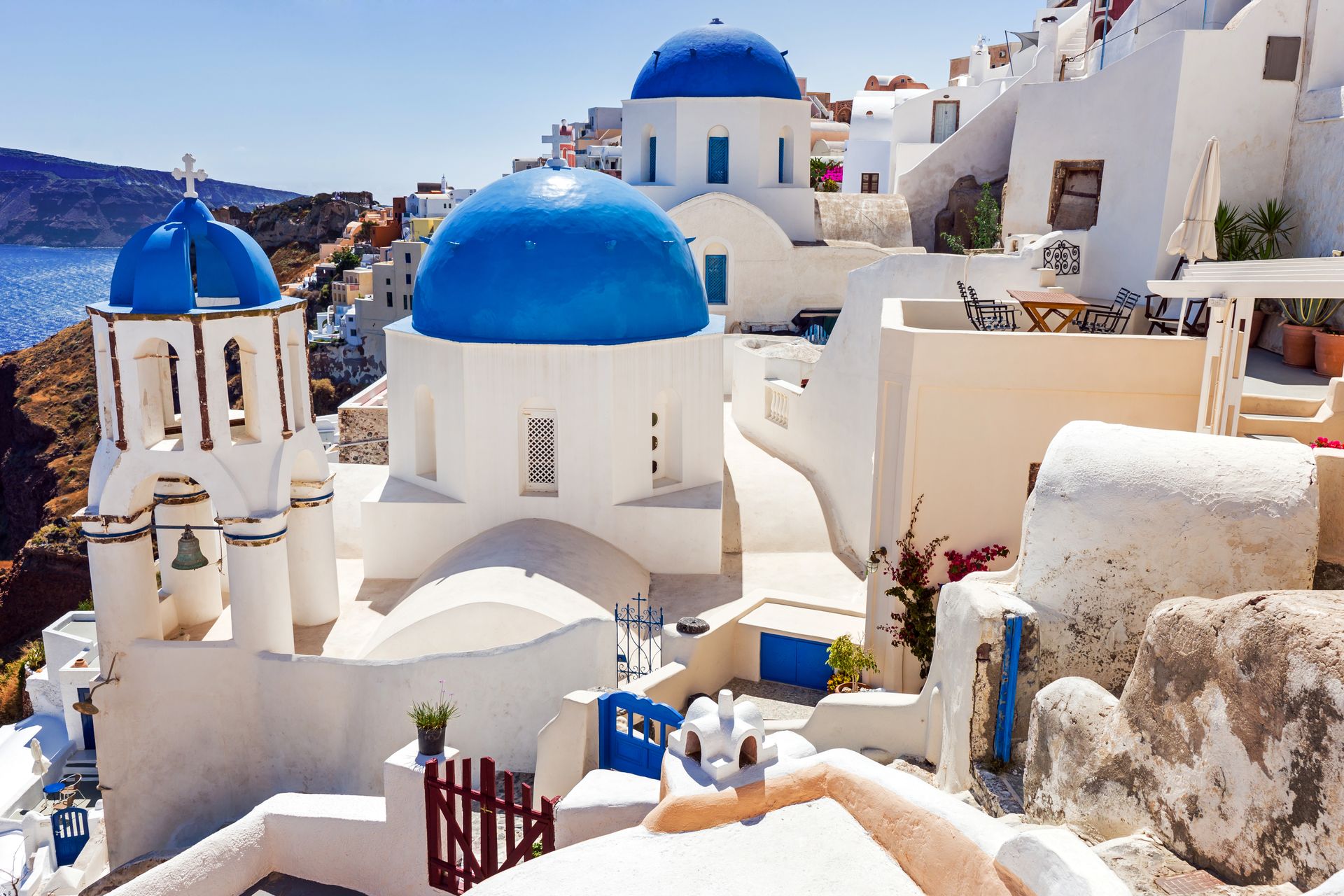 Santorini'nin mavi kubbeleri ve Ege Denizi