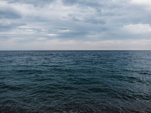 Free A tranquil ocean view at dawn with a cloudy sky, perfect for a calm and peaceful vibe. Stock Photo
