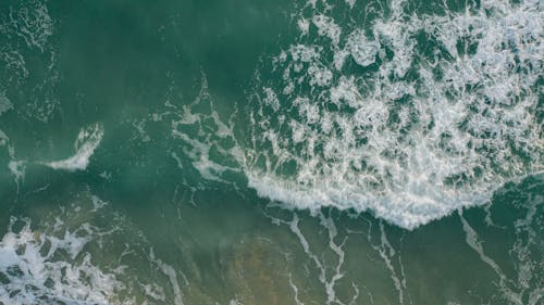 Ondas De Agua En La Orilla