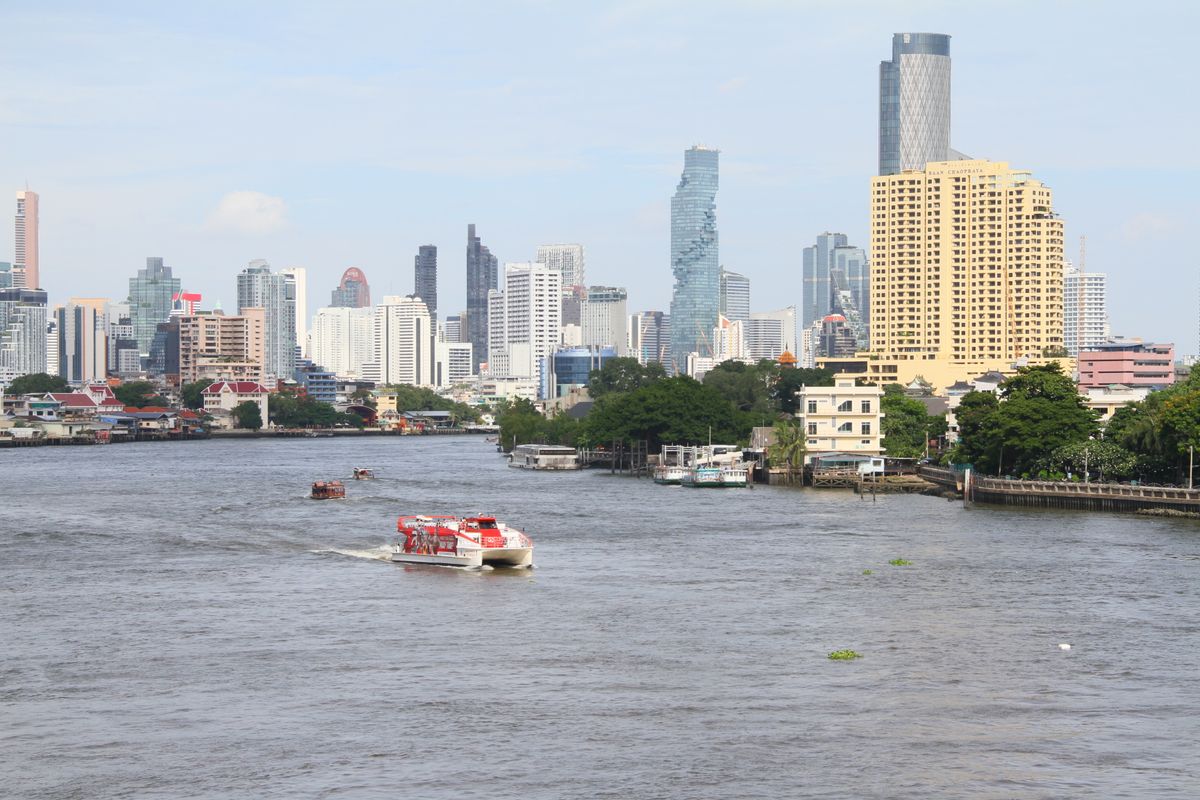 Bangkok - bărci pe râul Chao Phraya cu skyline în fundal