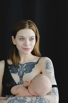 一位纹身的母亲在温馨的室内环境中，深情地给婴儿哺乳