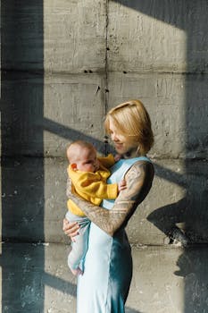 白天，一位微笑着的纹身妇女站在灰色混凝土块旁的侧面图