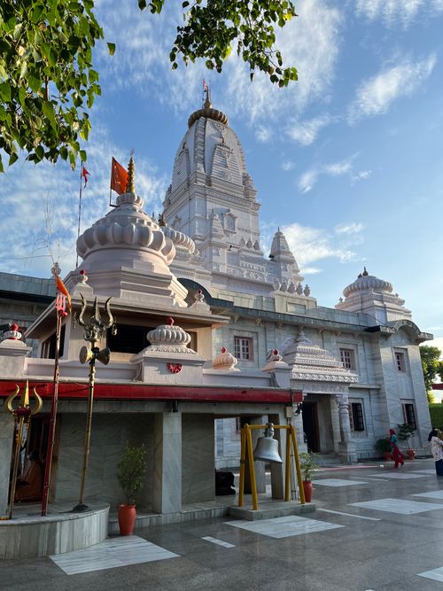 Free Captivating view of a Hindu temple's intricate architecture against a serene sky at sunset. Stock Photo