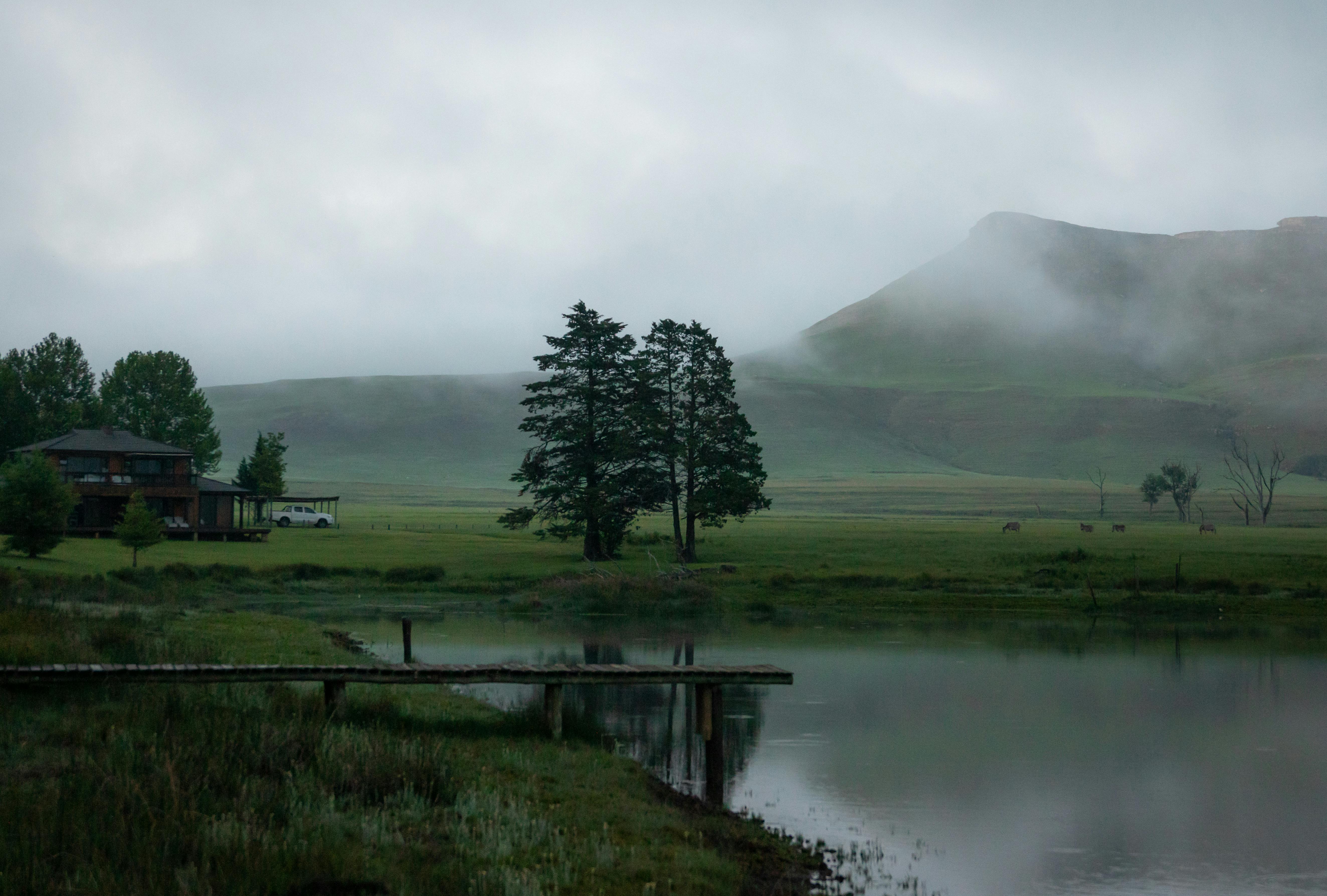 南非希梅维尔风景优美，以其房屋、湖泊和山脉为特色