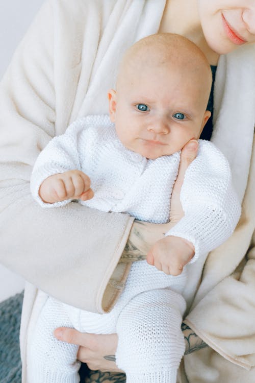gratis Baby In Witte Onesie Stockfoto
