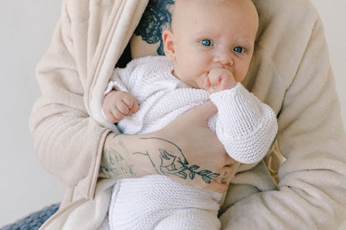 Bayi Dengan Sweater Rajut Putih