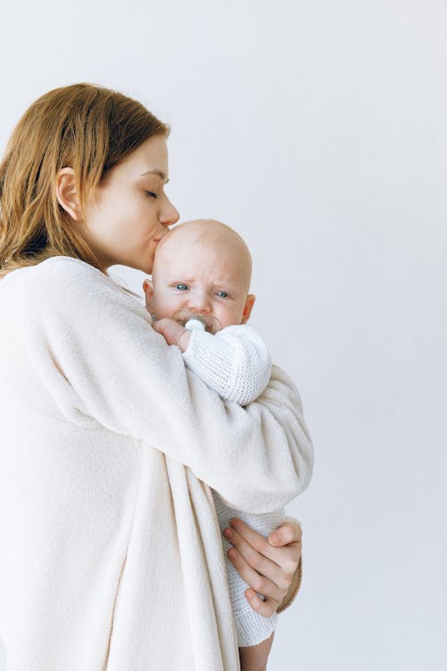 Madre Che Bacia Il Suo Bambino