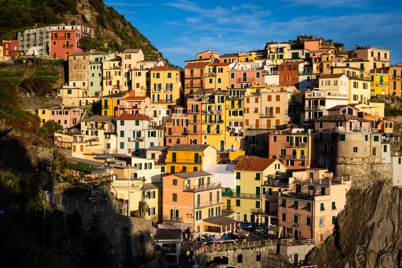 Casele colorate din Manarola, stivuite pe deal