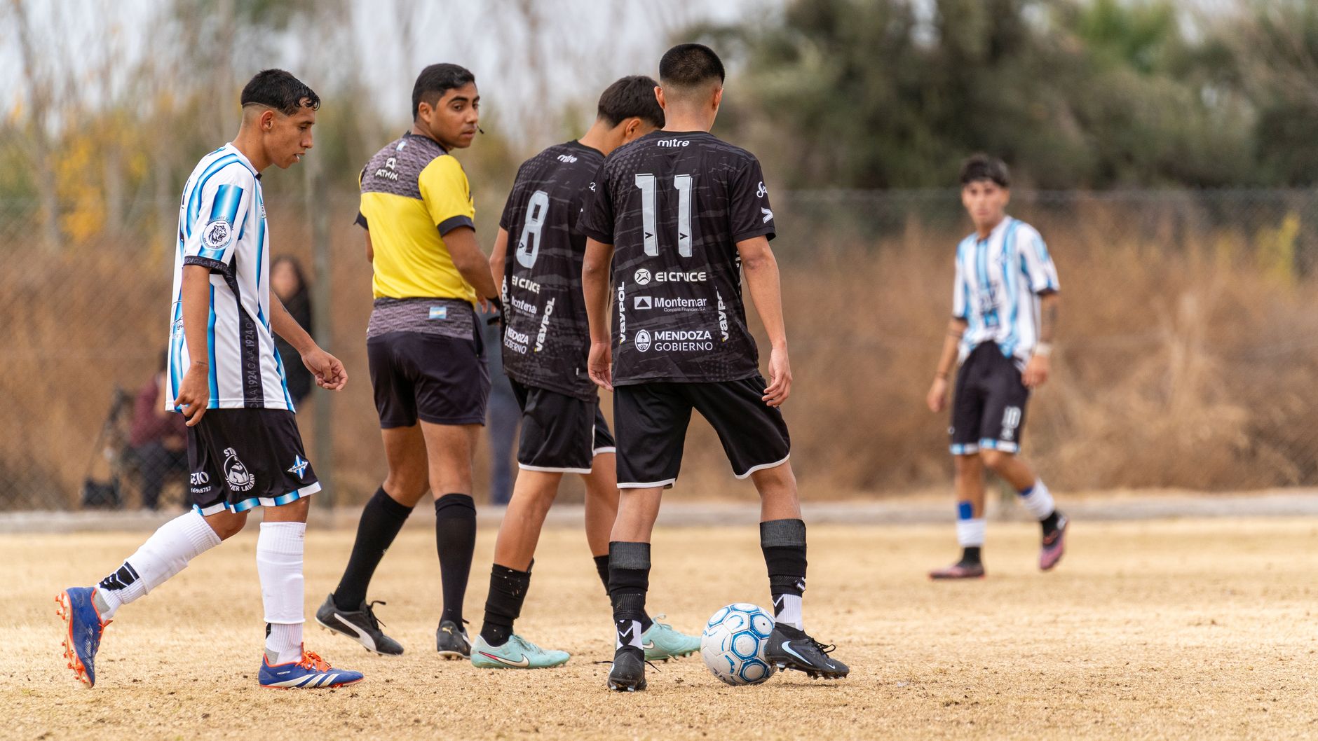 Bir futbol hakeminin yerel bir maçı yönetirken çekilmiş fotoğrafı