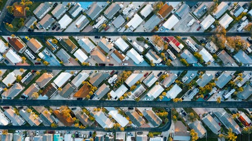 Pemandangan Drone Dari Kompleks Perumahan Dan Jalan Raya Di Siang Hari