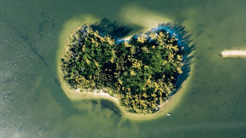 Pemandangan Pulau Hijau Di Lautan Di Siang Hari