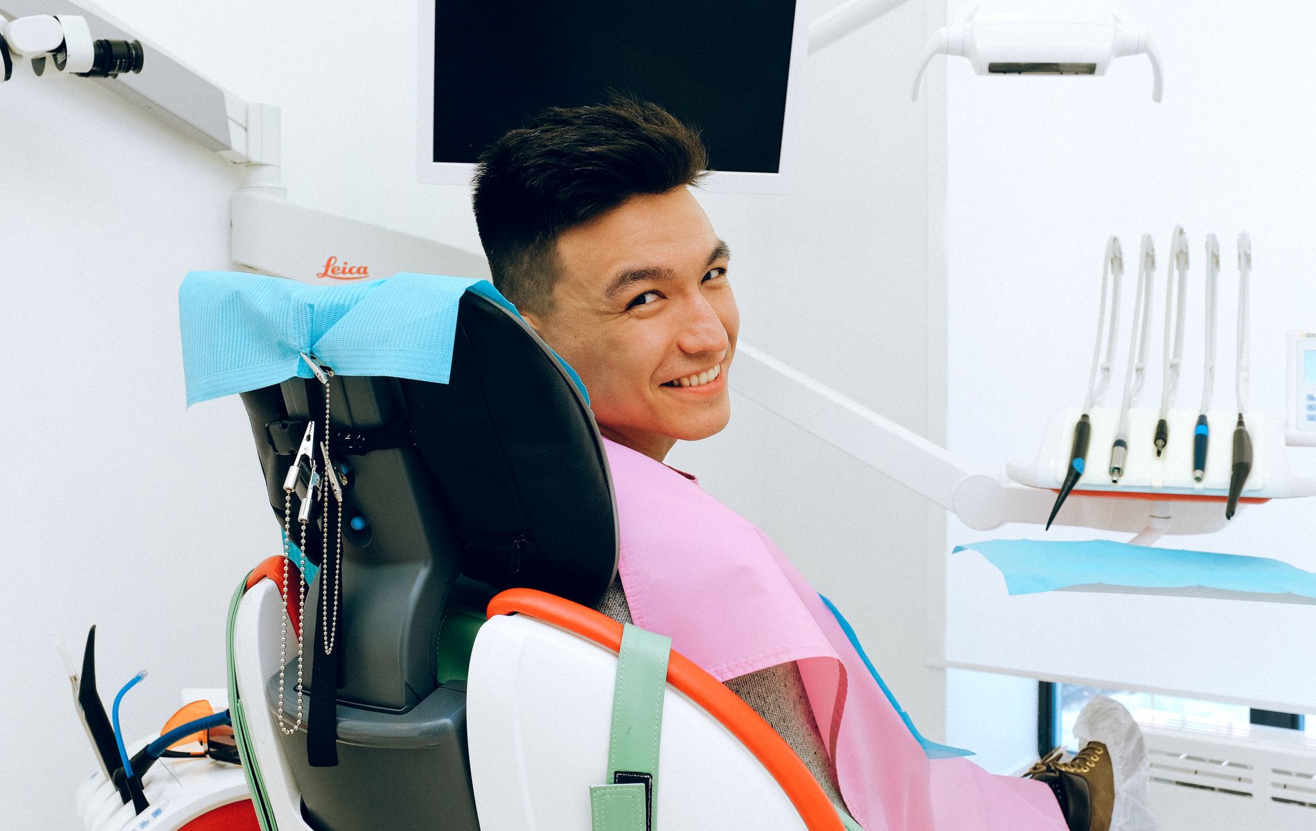Patient souriant après la pose d'une couronne dentaire à Tanger