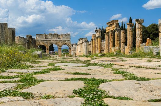 Hierapolis ruins with archaeologist — Pamukkale