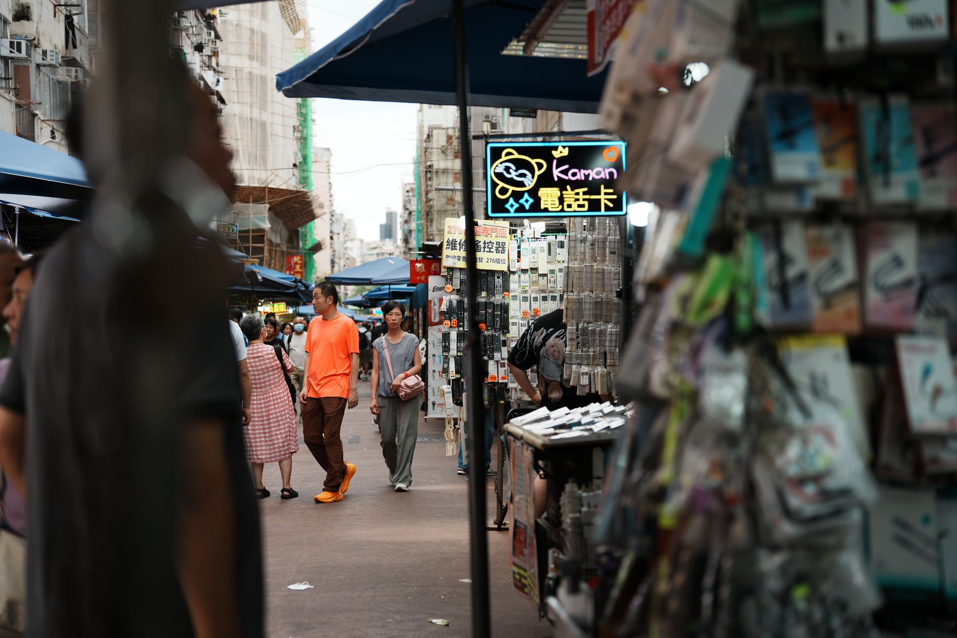 Đội ngũ marketing bán lẻ thảo luận chiến lược tại văn phòng hiện đại.