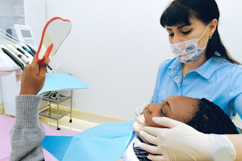бесплатная Женщина, имеющая стоматологическое обследование Стоковое фото
