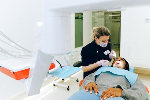 女性客戶在診所的集中牙醫癒合牙齒