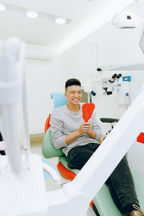 Mann Sitzt Auf Zahnarztstuhl