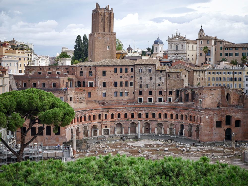Piețele lui Traian, complex antic din Roma, sub cer înnorat