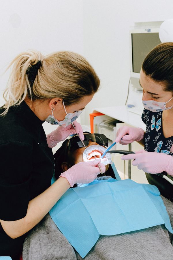 Dentista y asistente clínico en procedimiento
