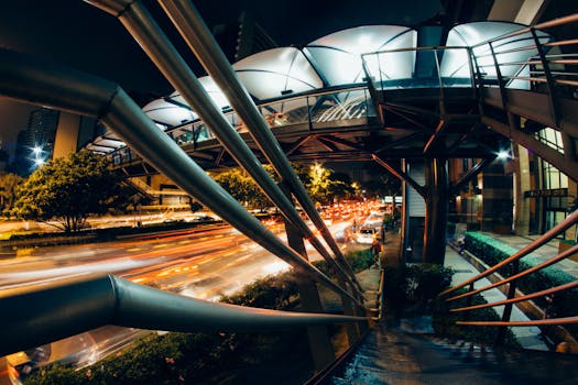 夜幕下，城市景观充满活力，一座现代化的桥梁横跨下方，交通繁忙