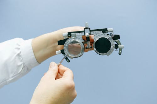 Free Crop unrecognizable doctor with vision test device Stock Photo