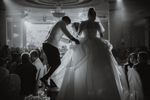 Free Black and white photo capturing a bride and groom at a wedding event. Stock Photo