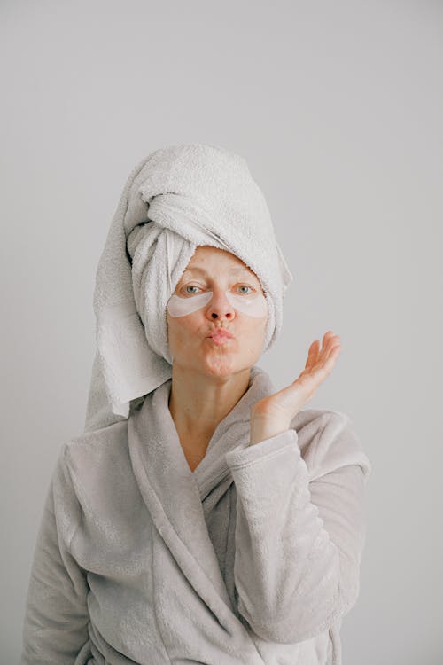 Mujer En Bata De Baño Gris Haciendo Pucheros