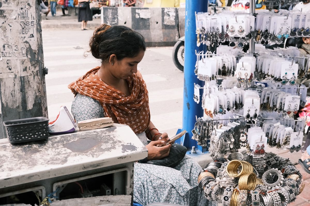 Vendedor de joias em Bengaluru ilustrando o mercado de acessórios