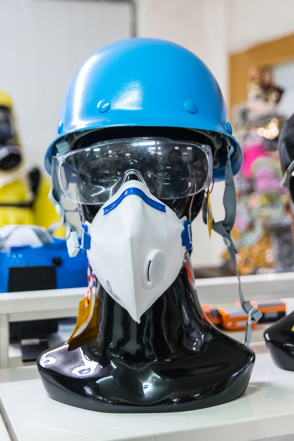 Conjunto de EPI com capacete, óculos e máscara