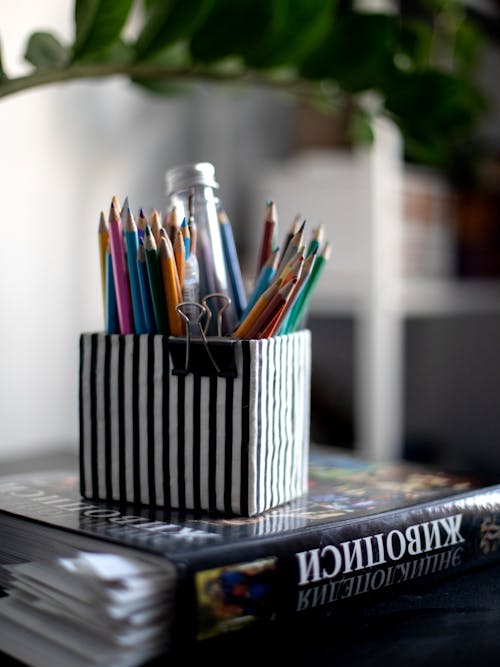 Ücretsiz kurşun kalemler, kuru boyalar, renkli kalemler içeren Ücretsiz stok fotoğraf Stok Fotoğraflar