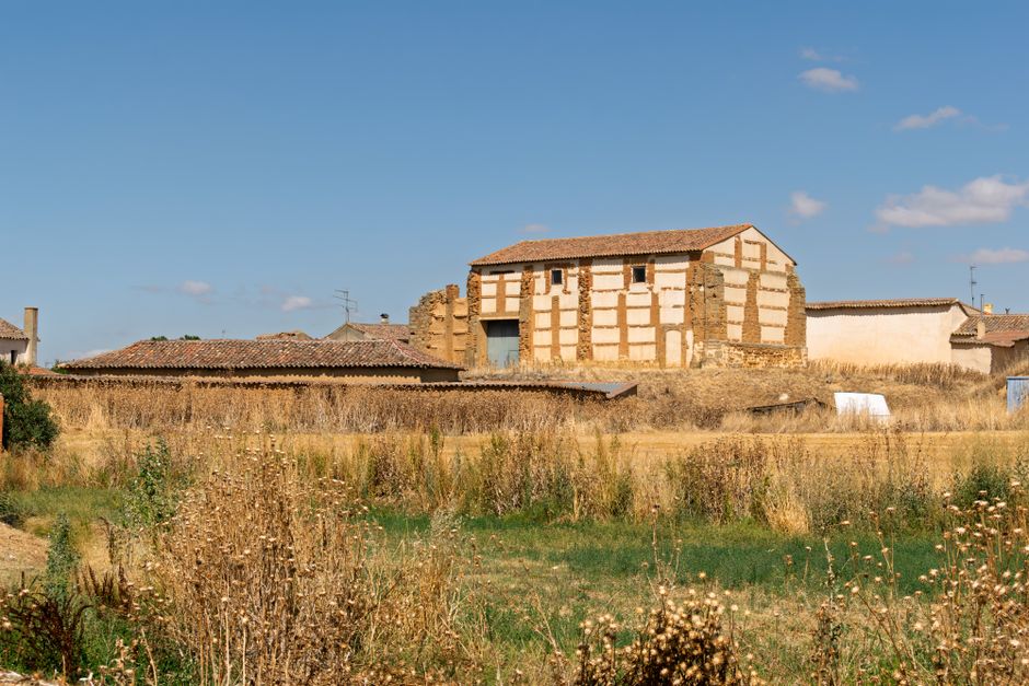 Un edificio rural clásico ubicado en un campo de trigo en la zona rural de Castilla y León, España.