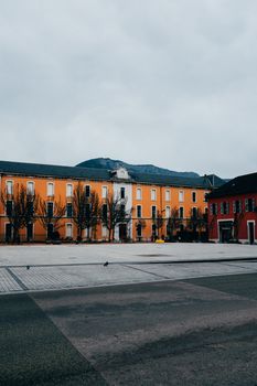以山脉为背景，充满活力的历史建筑，构成了宁静的城市环境