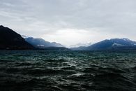 令人惊叹的海景、山脉和多云的天空，展现了大自然的美丽与宁静