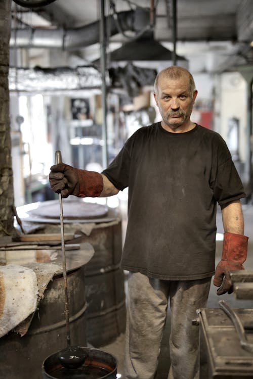 Trabajador Anciano Serio Que Muestra Los Resultados Del Trabajo